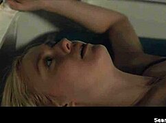 Dakota Fanning ve velmi dobrých holkách 2013, dostává se do sexy trojky s asijskou a blond pornstar, cucá a šuká do zadku