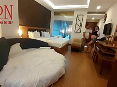 Ehi, lecca l'ombelico e la figa di questa bella troia ubriaca, uomo!