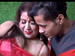 इंडियन टीन लवर छुपकर खूबसूरत आंटी को सीक्रेटली बांग करता है