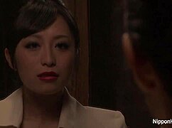 일본 비즈니스 베이비가 그룹 세션에서 세게 박히며 야생 액션.