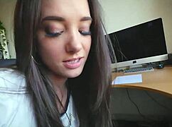 Abang Tiri dan Adik Tiri Berkongsi Momen Handjob Sengaja