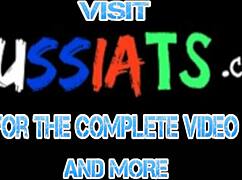 Όμορφη Ρωσίδα shemale παίζει με δονητή σε κοντινή λήψη