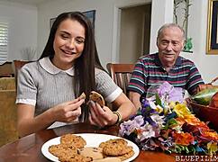 ¿Alguna vez viste a una linda pequeña 18+ manejar una polla vieja así?