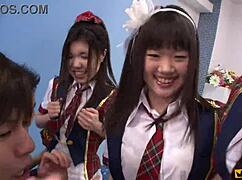 뜨거운 일본 학생들 야생 오르기에서 스트립하고 유혹!