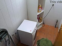 Aku ibu rumah tangga horny ngewe tukang di mesin cuci