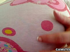 Njene 38GG velike naravne prsi hrepenijo po tvojem dotiku