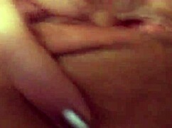 Juego Solo de Coño Mojado con Dedo Intenso y Chorros. Ella Empapa Todo a su Paso