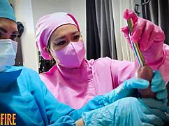 เฟมดอมโดมิเนไฟร์ใส่เครื่องมือให้ผู้ป่วยที่ถูกมัดในพันธนาการโรงพยาบาลสุดเข้มข้น