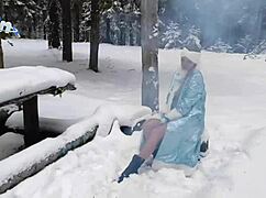 Ugh, jeg er så ensom i denne snødekte skogen med bare musikk...