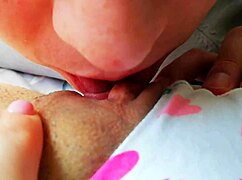 Ajudou minha meia-irmã a alcançar orgasmo selvagem com 69 intenso. O squirt dela foi incrível.