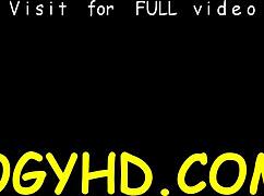 Νεαρή δελεάζει γέρο αθλητή με πίπα και τρελή ιππασία