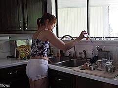 Зад кулисите с зряла приятелка учи жена на фемдом трикове