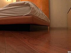 와! 작은 아시아 스텝시스터 둘이 늙은 남자 야한 섹스로 유혹!