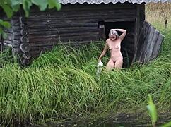 ¡Sofi desnuda en el pueblo, guau!