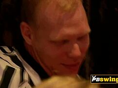 Měkký orální sex na divokém swinger bazénovém večírku