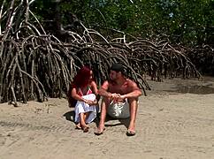 Sexet Rødhåret Pige Nyd Vild Action På Stranden Ved Havet