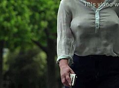 Onderdanige babe flasht grote tieten in het openbaar, downblouse oeps betrapt buiten