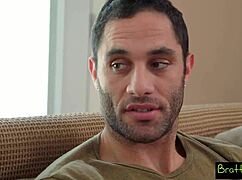 אחות חורגת מנצחת באתגר זיין עם מציצה עמוקה