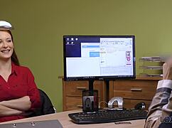 Hipnotične joške prevzamejo šefico kreditnega urada za posojo