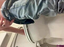 화장실에서 커비 통통한 몸으로 뜨거운 오줌 제공