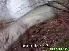 Młoda 18+ europejska laska pociągnięta na creampie na zewnątrz publicznie