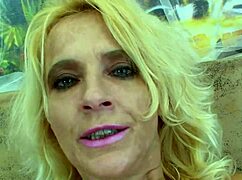 Blonde cougar superbe veut sa chatte poilue remplie fort