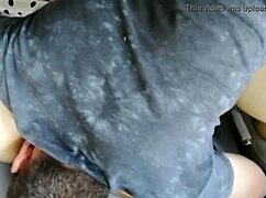 嘿，陌生人，你为什么在车里舔我老婆的小穴？