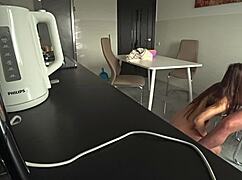 Hé, akarod látni, ahogy megbaszom a szomszédot a konyhában, míg a férj elment?