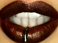 Alyssia Vera seducătoare apucă pula pentru plăcere intensă în grădina ei luxuriantă.