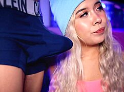 Blond collegesødhed driller kærestes pik over shorts