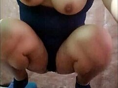 Fantasía intensa donde la madrastra imagina juegos salvajes en el dormitorio