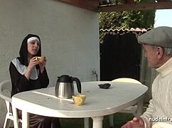 Ung 18+ fransk nunna knullas hårt i tretal med gammal voyeur utomhus i Europa. Se den vilda gruppactionen utspela sig!