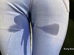 Kencing dalam jeans dan ambil mandi emas tepat di muka saya!