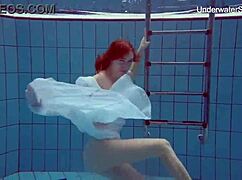 큰 엉덩이 갈색 머리 Diana, 주스 나는 곡선 보여줘