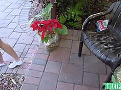 Leana Lovings dobi alternativno plačilo z velikim kurcem. Upognjena in nabijana v misionarskem položaju!