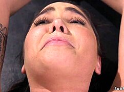 Tetuda peluda se submete em hogtie apertado pra dominação bruta. Ela adora controle!