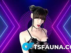 ワオ！ホットなシーメールがディルドでケツ穴くねらせて激しくイく！