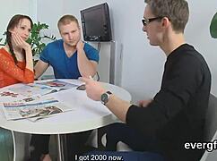 Обанкротившийся Парень Смотрит Как Сексуальная Подруга Дрючит Его Бывшую Девушку за Деньги