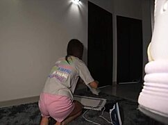 fru smyger med chef för att lösa mannens skulder bakom hans rygg