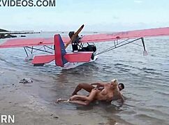 Classico film con bionda focosa in spiaggia