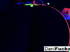 Pornstarul sexy Dani își tachinează pizda udă fierbinte în joacă solo