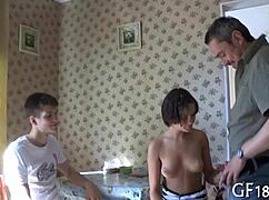 Studenci nie mogą się oprzeć dzikim imprezom z hardcore jebaniem.