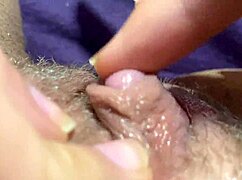 Velika klitoris dobi intenzivno drgnjenje v close-up perspektivi. Glej jo, kako se drgne do divjega orgazma v HD!