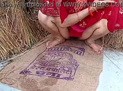 इंडियन XXX मेड वाइफ रैंच पर आउटडोर पकड़ी गई। फर्स्ट एनल इतना गलत लगता, उफ!