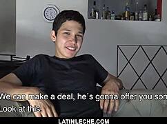 Latinski štud jebe svojega mladege prijatelja brez kondoma v vroči seansi