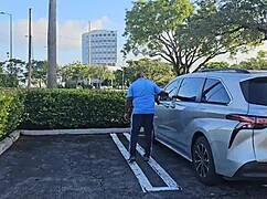 陌生人在停车场骗局中舔我的逼