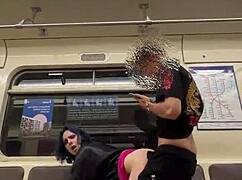 Offentlig Sex i Togvogn Under Metro Tur.