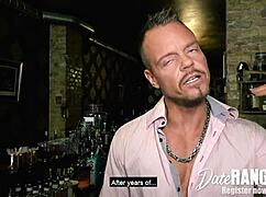 Brunetna nemška MILF z lažnimi joškami Julia Exclusiv je dobila jebanje v psji pozi od belega bika v javnem baru, celoten prizor