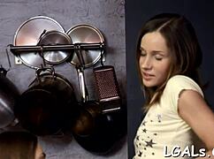 Was passiert, wenn eine junge 18+ Nutte gefistet wird in nassem Chaos?