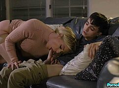 El hijastro Ricky Spanish recibe mamada en el sofá